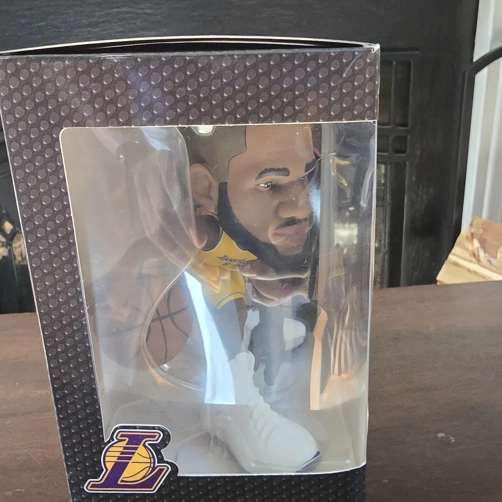 LeBron James Los Angeles Lakers smALL-STARS Minis 6" Vinyl Figurine Purple/Gold - Picture 2 of 5